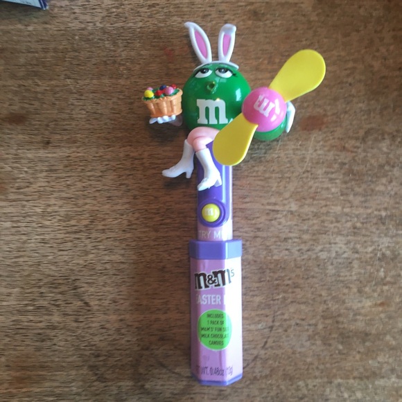 A Box of Colorful M&M Trinkets Collectables. - Picture 11 of 13